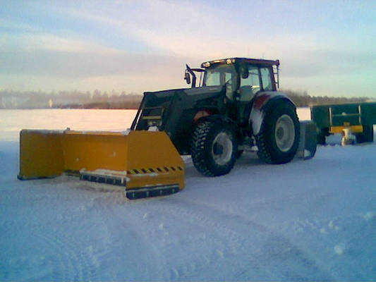 Valtra T170 -06 ja Rote
Aurauskalustoa. Roten leveneväaura ihan kohtuu hyvä. Leviää 4:een metriin.
Avainsanat: rote