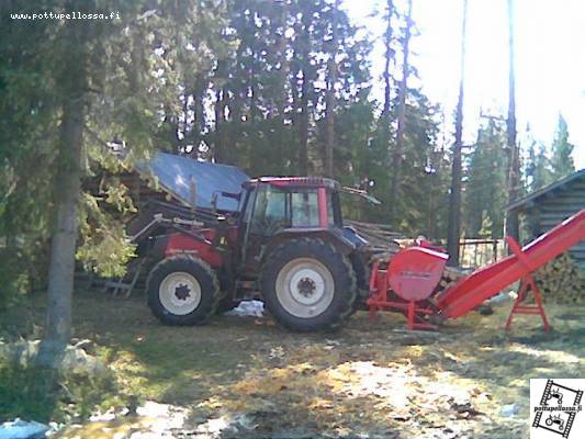 valtra 6300 ja lapituikko
koneen tälläämistä rantteella...
Avainsanat: valtra 6300