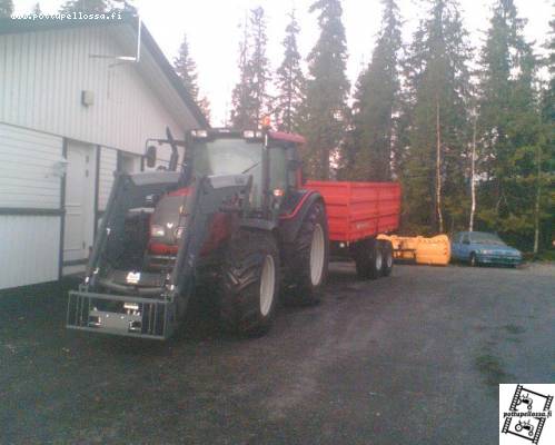 Valtra N 141 ja junkkari
Valtra N 141 hitec ja 120 junkkari takana uus roten alueaura jolle on ollut käyttötunteja 0
Avainsanat: valtra N 141