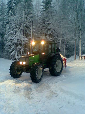 Valtra 700+runni
Olin valtralla aamulla linkoamassa.
Avainsanat: valtra 700 runni