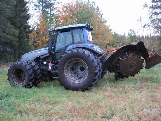 Valtra T170 ja ojakiekko
Putsailin muutaman ojan.
Avainsanat: valtra ojakiekko