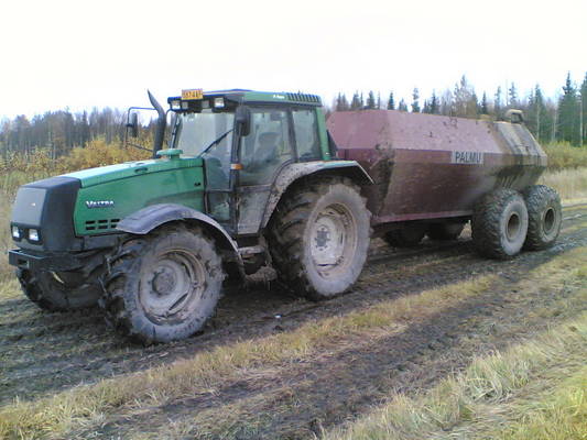 Valtra 8150 ja Palmu
Lietteen ajua syksyllä
