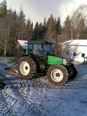 Valtra 700+fiskars
Valtra aamu auringossa. Tuli muutama viilu vedettyy.
Avainsanat: valtra 700