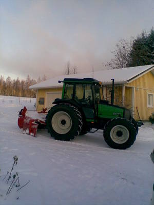 Valtra 700+runni
Valtralla linkoamassa.
Avainsanat: valtra 700