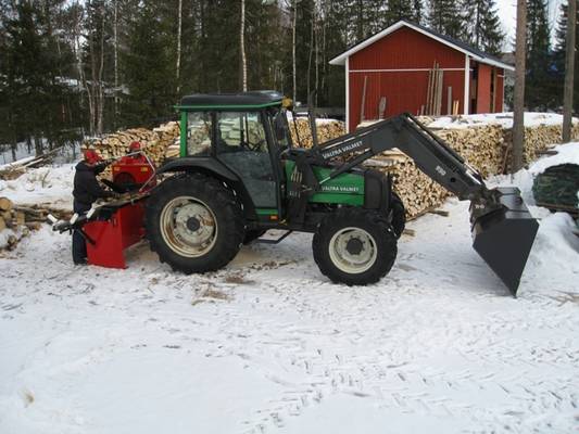 Valtra halon hakkuussa 
Valtra 900 ja Japa 
