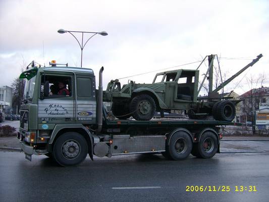 P Kososen Volvo F12 
P Kosonen Oy:n Volvo F12 vaihtolava-auto.
Avainsanat: Kosonen Vanhus Volvo F12