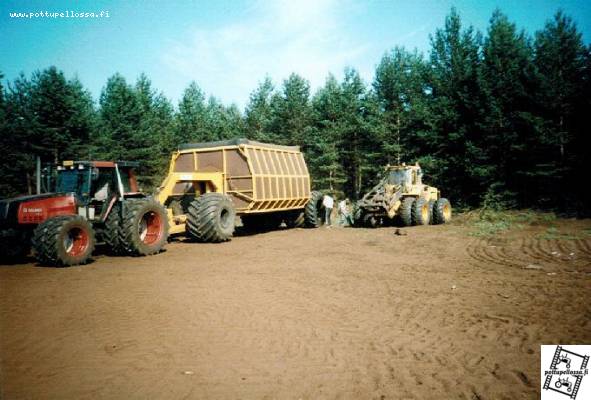 Varikolta..4
8400 ja lepakot, oikealla aumauskone.. kesä-97
Avainsanat: Jokke2