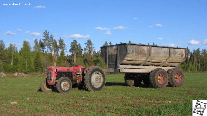 Maanajo urakkaan lähdössä..
Massey-Ferguson 35 ja maanajokärrit mallia Vapo
Avainsanat: MF35 maanajo