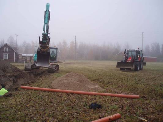 Kobelco SK250 ja taustalla MF 6255
Viemärin laittoa...
Avainsanat: KobelcoMF 6255