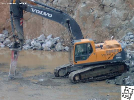 volvo ec
kiviä pilikkomassa
Avainsanat: volvo ec