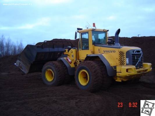 Volvo L120 aumalla.
