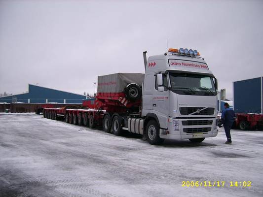 J Nurmisen Volvo FH16
J Nurmisen Volvo FH16 rekkaveturi on saanut vedettäväkseen 13 akselisen lavetin.
Avainsanat: Nurminen Volvo FH16