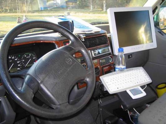 VW Caravelle 2.4Ghz/GPS/WLAN
Varustettu pikku "toimistolla". Tasohiiri, normaalia pienempi näppis (valaistu), näyttö 15" (halpa hankkia ja näkee)
Avainsanat: vw caravelle