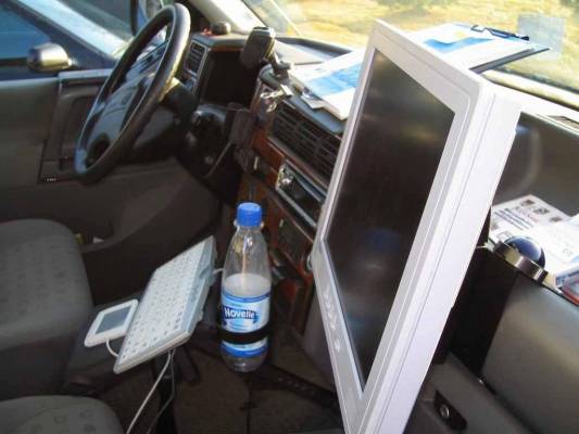 VW Caravelle 2.4Ghz/GPS/WLAN
Oikealla "violetti puolipallo" gps-vastaanotin. Tasohiiri, normaalia pienempi näppis (valaistu), näyttö 15" (halpa hankkia ja näkee)
Avainsanat: vw caravelle