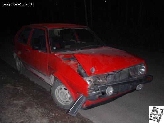 VW Golf
Vanhempi kolffi käyny halailees puuta tai tolppaa. Tommonen yllätys oli hallin edustalla viime yönä kun töistä paukkasin hallille tankkaamaan auton... Joku oli siihen sen päättäny sitten jättää.
Avainsanat: Kolari lytyssä golf volkswagen vw