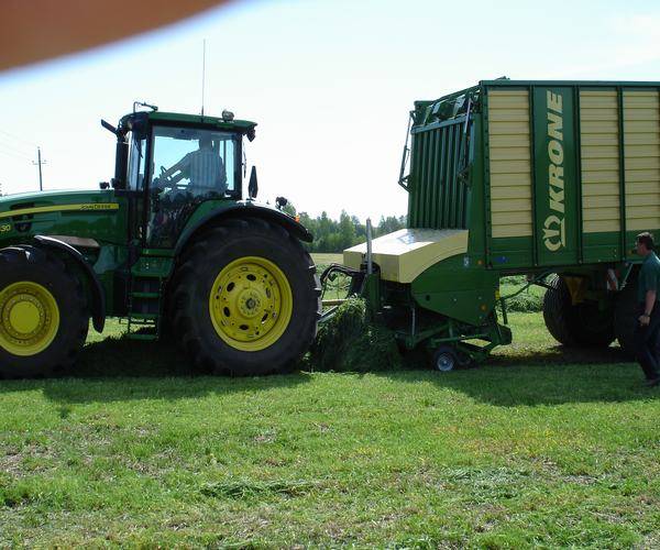 Korjuunäytös nurmipäivillä
Näytöskuskit veti kronen tukkoon et piti poistua takavasemmalle aukomaan noukinta....
Avainsanat: Krone John deere