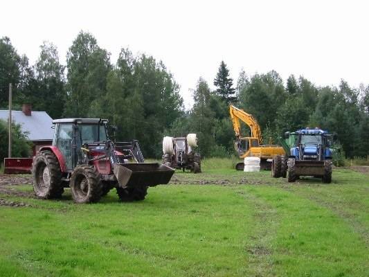 Naapurissa ojittamassa
Massikka 4355, New Holland tm115, uitettu JCB ja 702 tehty ojakone.(oli muuten aika peto vaika ei heti uskois)
Avainsanat: massikka new holland jcb valmet