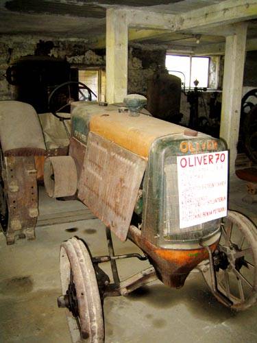 Oliver 70
6-sylinterinen bensa-/petroli-Oliver, valmistusmaa USA, vuosimalli ei tiedossa. Kuvattu Kovelan traktorimuseossa
Avainsanat: Oliver