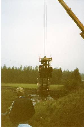 Mersun nostoa suosta
Rekkan kärryä  nostetaan perästä sen ollessa kiinni vetoautossa, jolloin auton keula tietenkin painuu suohon!!
Avainsanat: Rekka