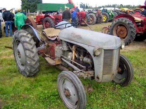 Massey Harris Ferguson
"Pikkuharmaa". Kuvattu Hyvinkään "Rauta & Petrooli"-näyttelyssä. Tarkempia tietoja kaivataan
