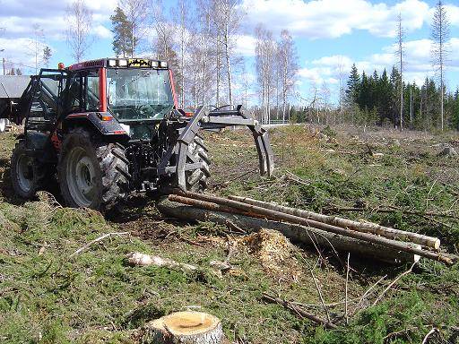 Valtra Hi-Teck ja juontokoura
Ensimmäinen kerta käytössä, ja nosti kaikki mitä tarvittiin.(suunniteltu kestämään vaikka traktorin nostolaite nostaisi 9000kg. Mutta sellaisia puita ei ole täällä eteläsuomessa
Avainsanat: juontokoura valtra