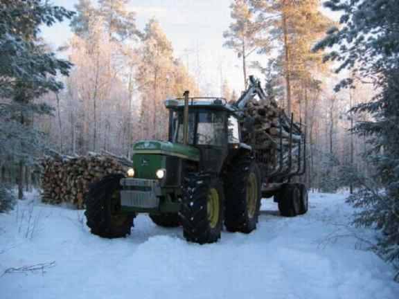 JD 3350 & RKP
Rankakuorma valammiina tien päälle
Avainsanat: John deere traktori kuormain metsä
