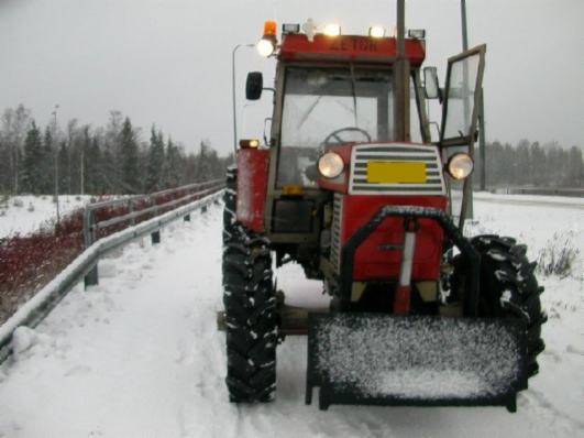 Jalkakäytävien putsailua. Tällä kertaa vanhus aukaisi ja toinen kone tuli hetken päästä perässä ja levitti auran kanssa.
