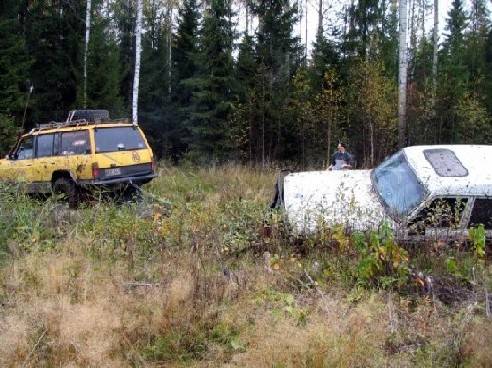 Toyota HJ60 Turbo ja patrolli...
Tarvi vähän nykästä että pääs jatkamaa matkaa...
Avainsanat: toyota