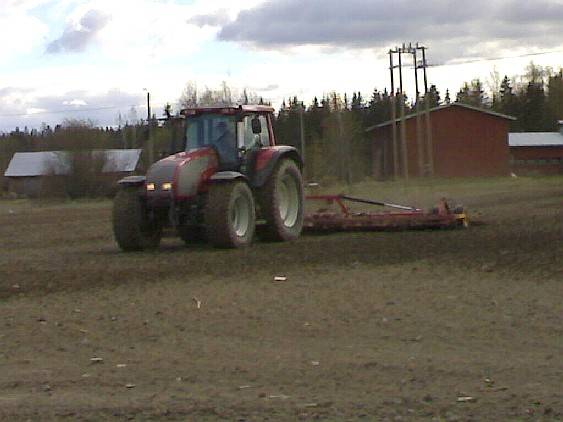 Valtra T180 + väderstad 8.2m
äestystä keväällä -07
Avainsanat: Valtra T180 väderstad