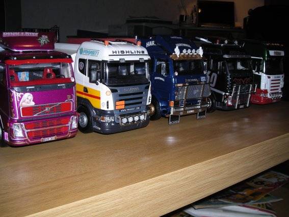 Osa kokoelmasta..
Nää on eniten väsätyt emekit mun kokoelmasta, näihinkin tulee viel parannuksia kuhan ehtii.. Näille ei ole suoria esikuvia mut kuljetusliikkeitä voi tunnistaa tosielämästä :D
Avainsanat: Emek Pienoismalli Scania Volvo