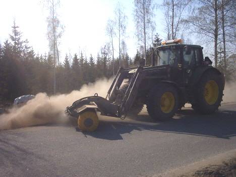 John Deere 6620
Oli tietä putsaamas tuommonen jontikka, muistaakseni Triman ek:lla.
Avainsanat: JohnDeere harja Trima