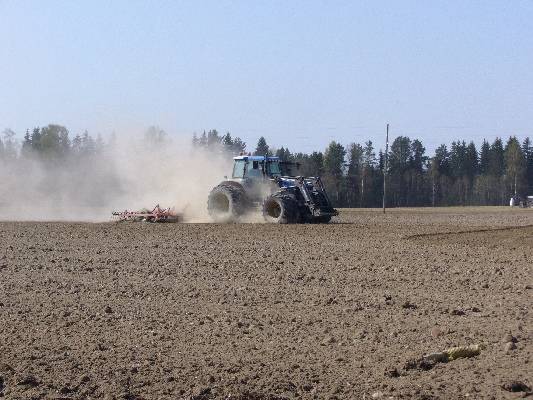 New Holland TM115 ja Potila sph500 special
Sais oll leveempi. Tuli aikas kevyesti perässä!
Avainsanat: New Holland TM115 Potila