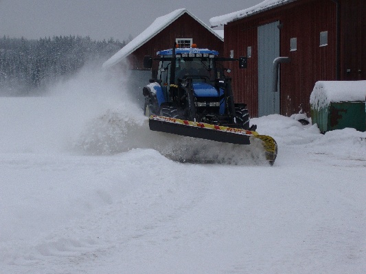 New Holland TM115 ja Karitek
Pihan aurausta viime talvena.
Avainsanat: New Holland TM Karitek