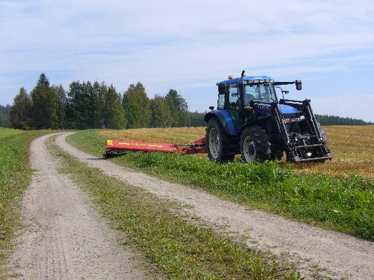 New Holland TM115 ja Elho SideChopper vm240
Pellonreunojen niittoo syksyllä.
Avainsanat: New Holland TM Elho