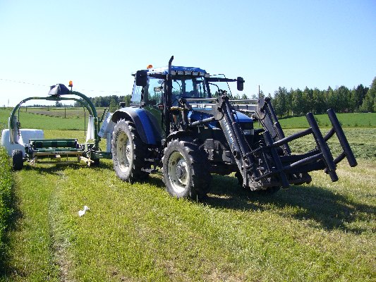 New Holland TM115 ja Elho Sideliner 1620 Automat
1010 vaihtui keväällä tuollaiseen.
Avainsanat: New Holland TM Elho