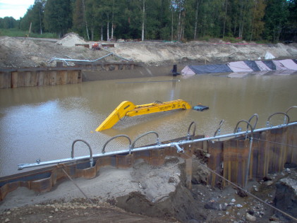 Rankka sade hukutti jcb pitkäpuomi koneen.
Kun sattuu huono tuuri kohdalleen näin voi käydä.ukkoskuuro antoi vettä kunnolla rautatien alikulku työmaalla työpato petti ja vedet monttuun.Työmaa seisoi ei ketään paikalla tapahtuma hetkellä.Kone jcb pitkäpuomi. 
Avainsanat: jcb