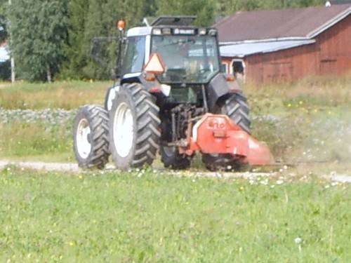 Valmet 6300 niittelemässä ojan varsia.
Avainsanat: valmet