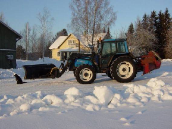 SisuValmet 6400 aurausvalmiudessa ja talon vartija, Sissi
Joops, hienot olosuhteet kuvaamiseen.
Avainsanat: valmet sisu 6400 aura