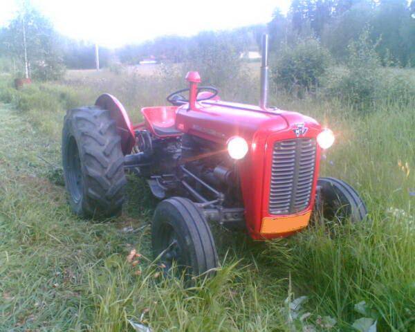 Massey-Ferguson 35
Niittohommissa verkulla
