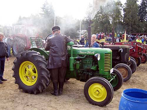 Zetor 25 A
Käynnistyy se vanha Zetor, jos nyt vähän savuttaakin. Kuvattu Hyvinkäällä "Rauta & Petrooli"-näyttelyssä
